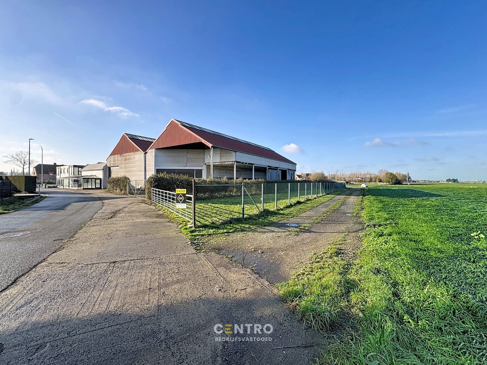 Opslagruimte met showroom en 3 verhuurde appartementen op 3.682m2! foto 3