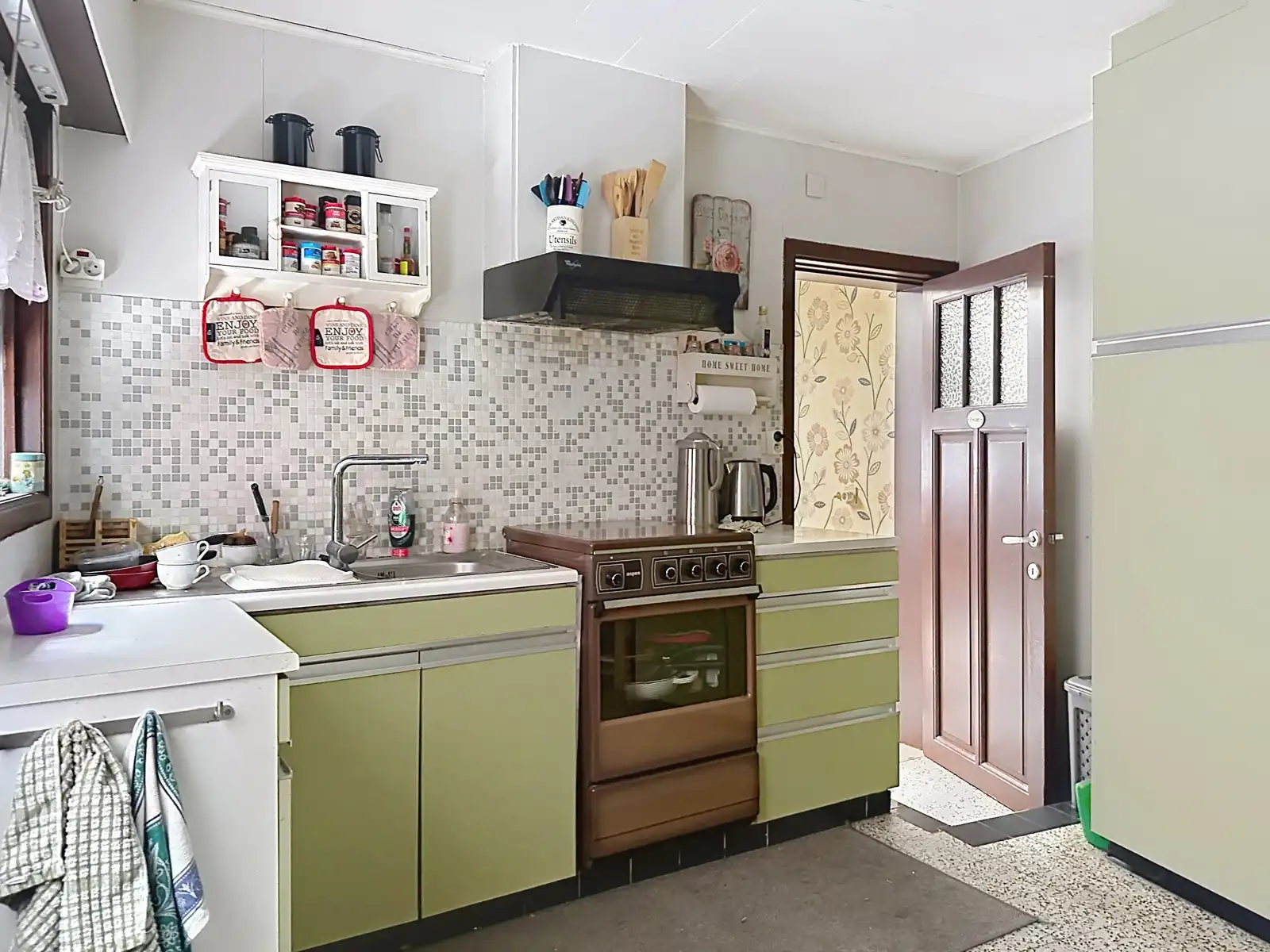 Te renoveren woning met groengebied in de achtertuin foto 11