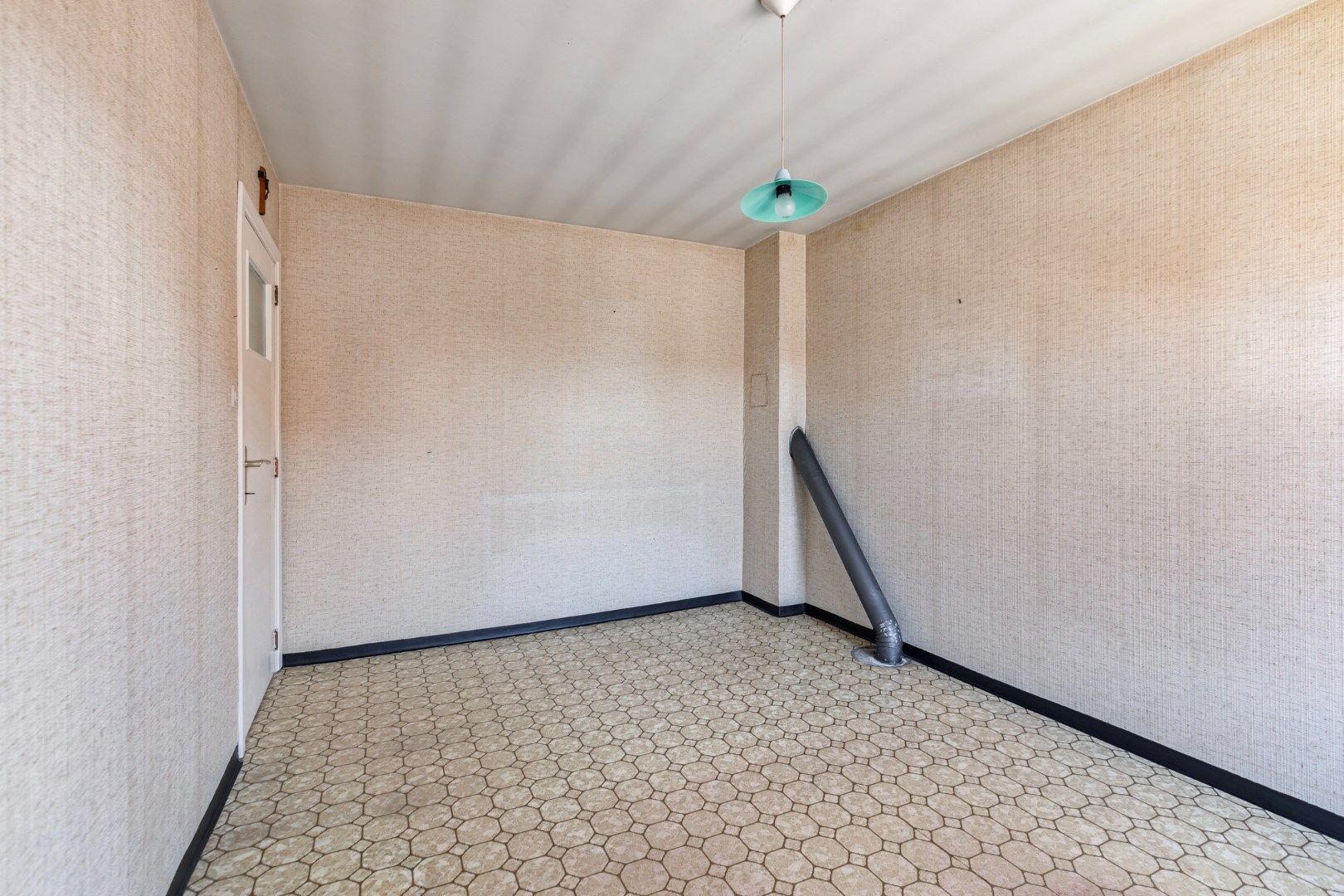 Te renoveren woning met garage en ruime tuin nabij het centrum van Dessel ! foto 14