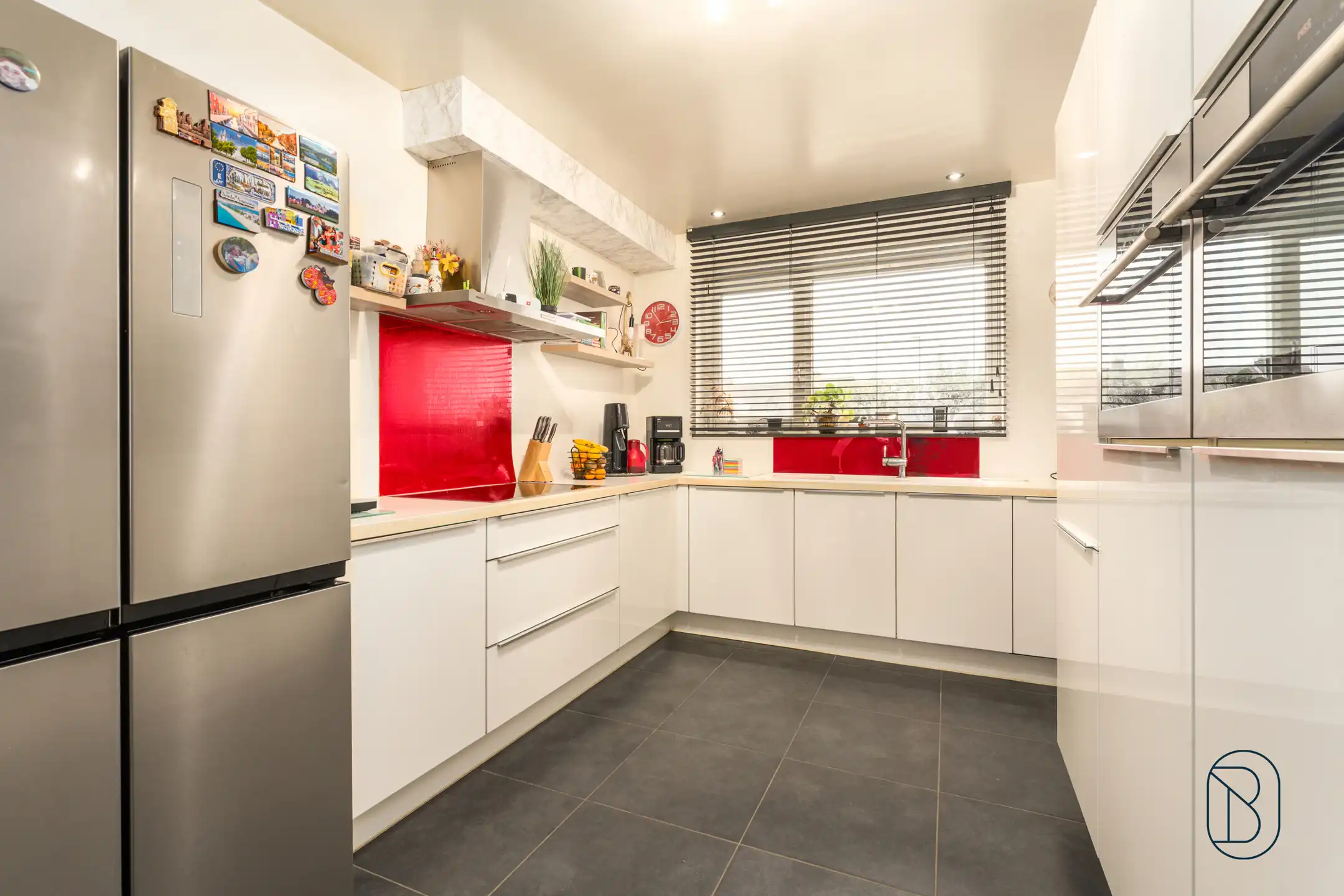 Instapklare woning met 4+ kamers, tuin, oprit en garage foto 8