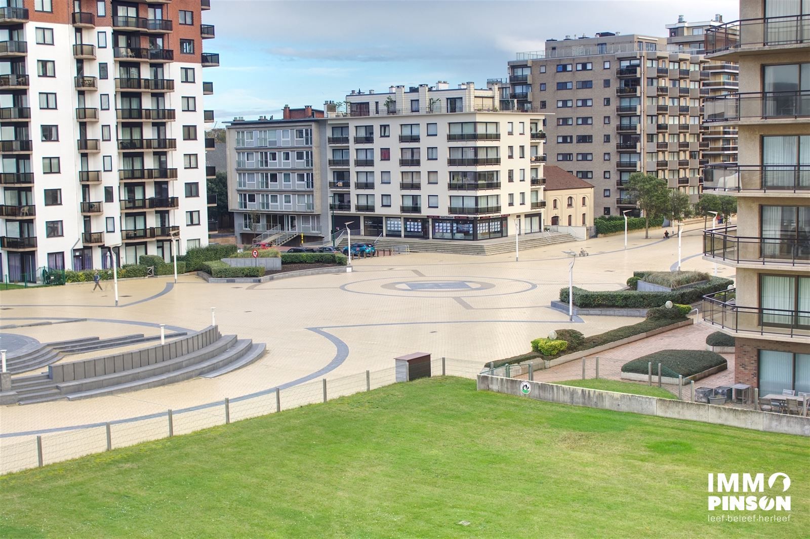 Zonnig twee slaapkamerappartement + terras met een mooi zijdelings zeezicht foto 5