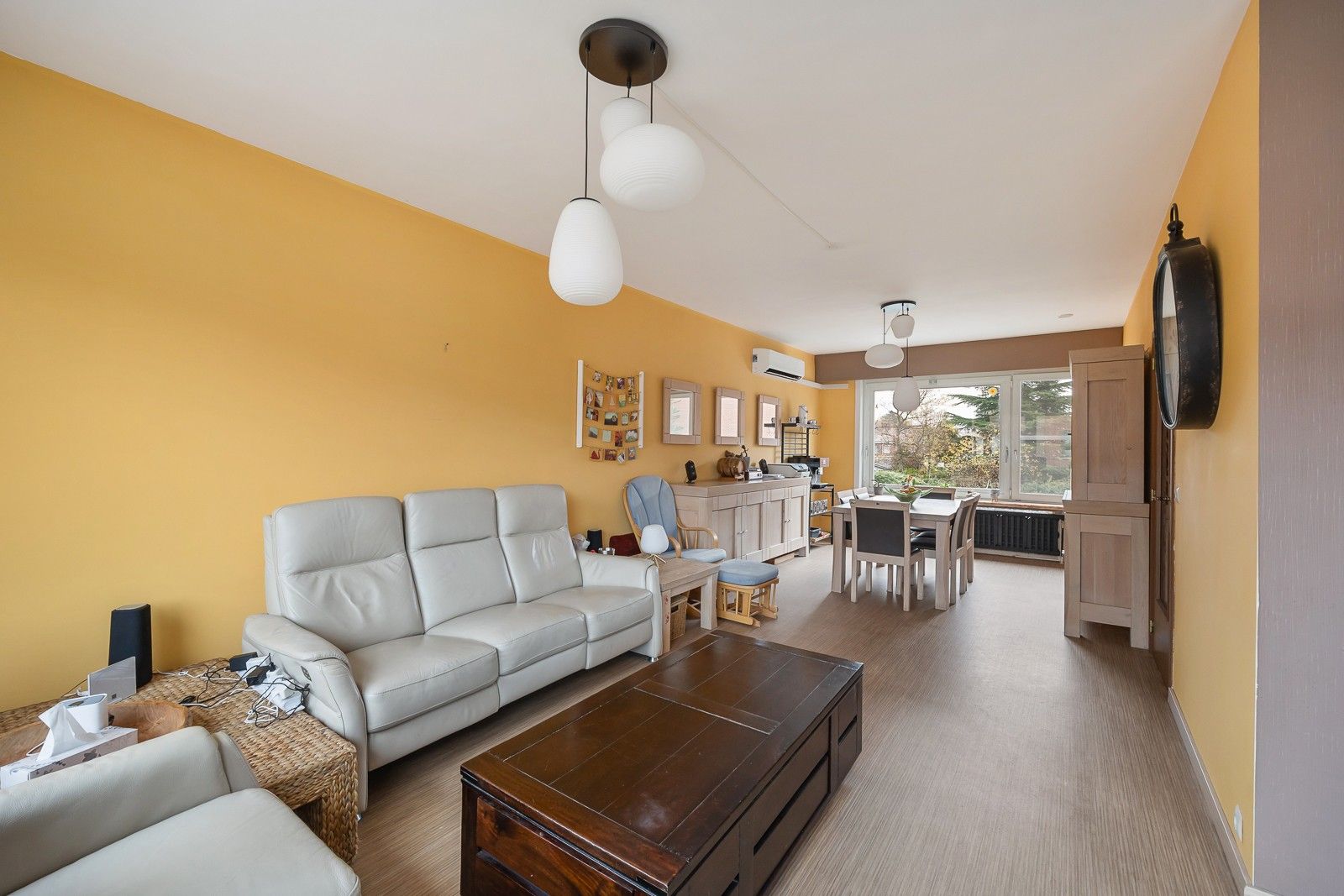 Complete hoekwoning met praktijkruimte/kantoor en 2 aparte opritten of te gebruiken als zorgwoning. foto 4