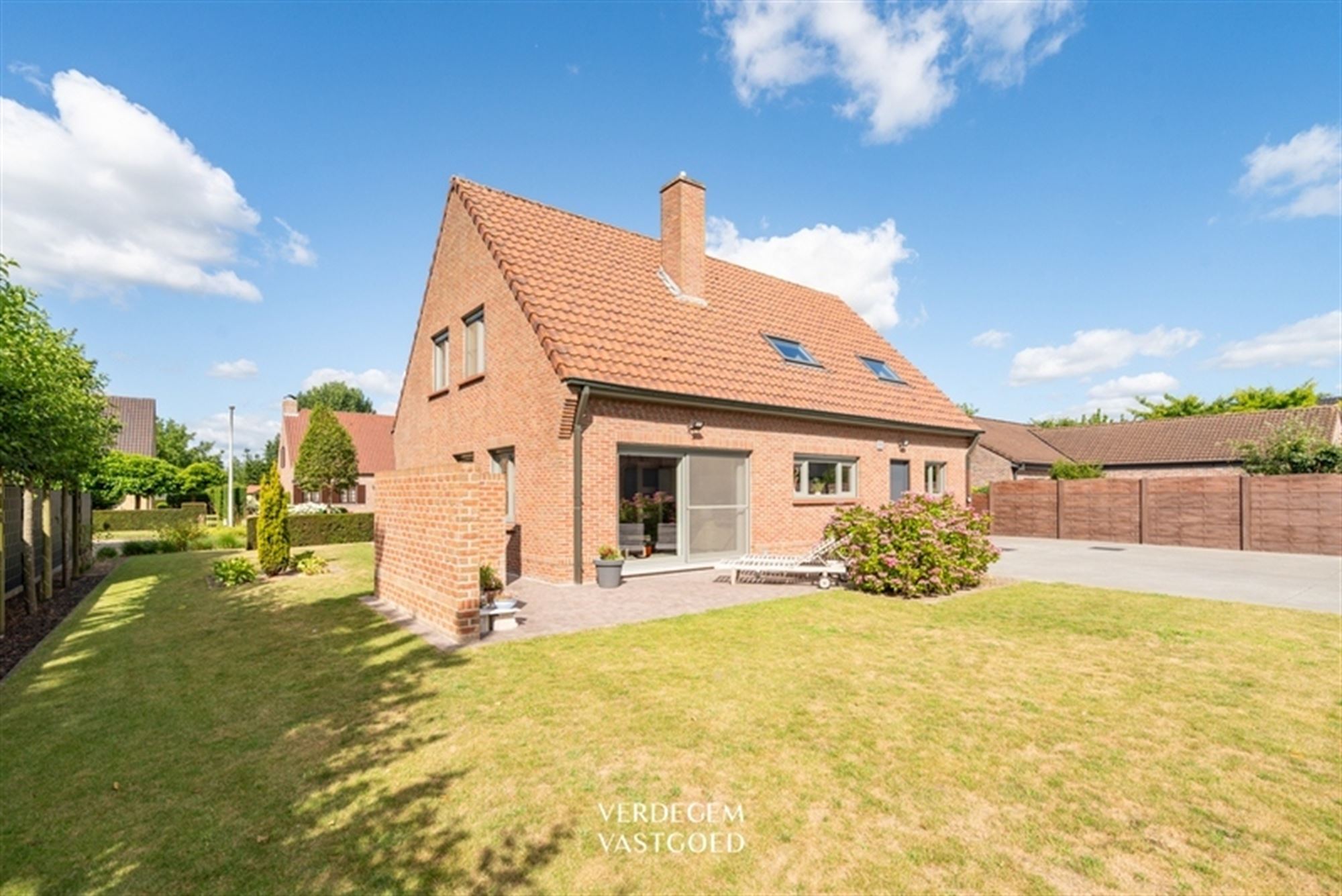 Prachtige villawoning in landelijke stijl met 3 slaapkamers, 3 garages en geniettuin foto 25