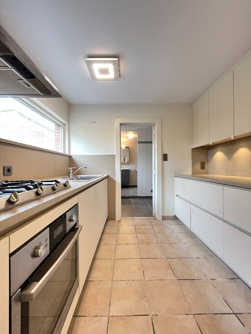 Halfopen 4-slpkr woning met tuin & garage foto 18