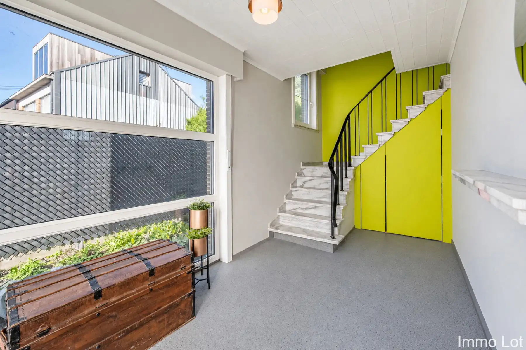 Woning met groot magazijn, dubbele garage en apart bureau foto 15