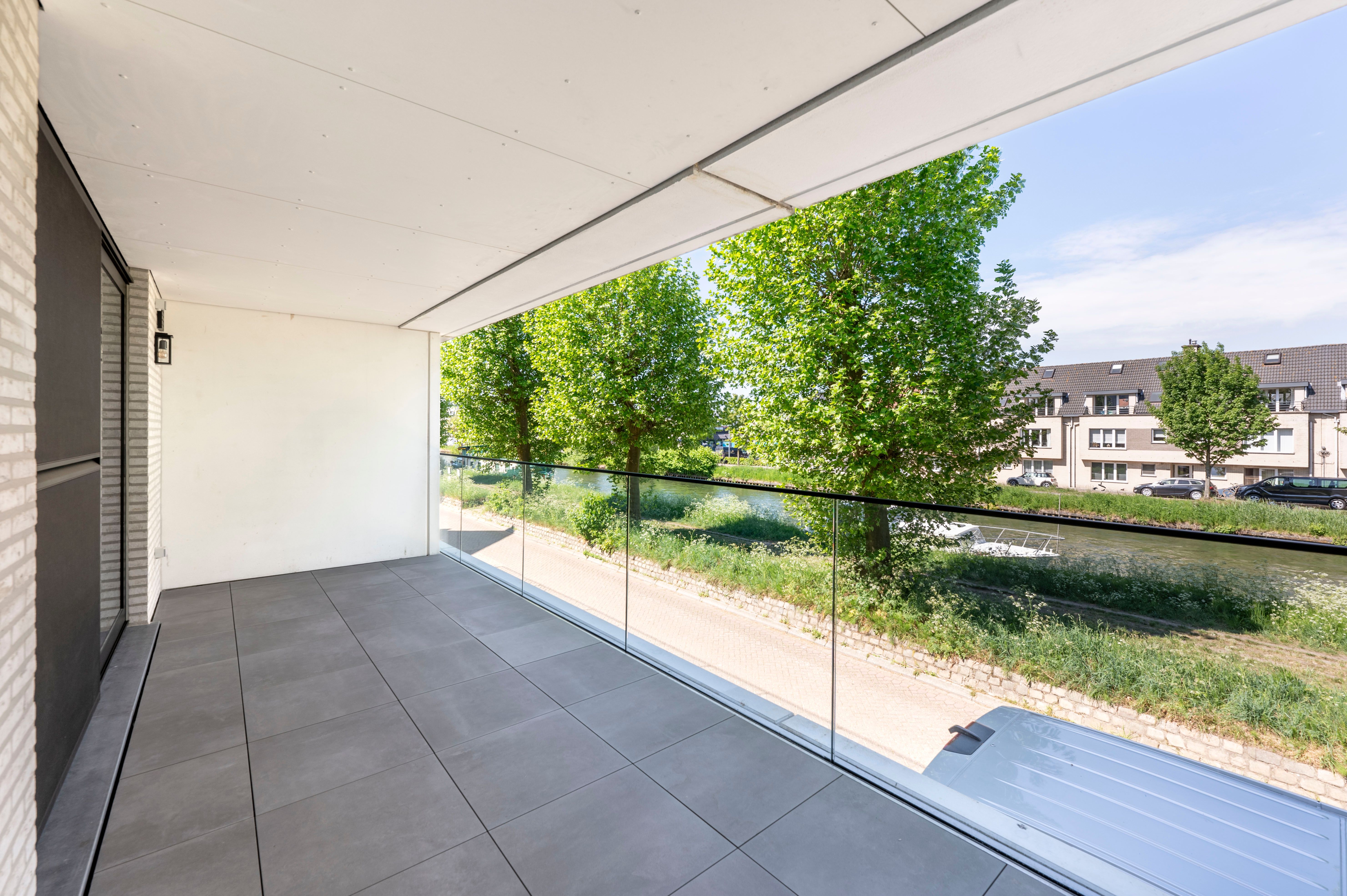 Stijlvol nieuwbouwappartement met uniek zicht op de Vaart van Schoten. foto 9