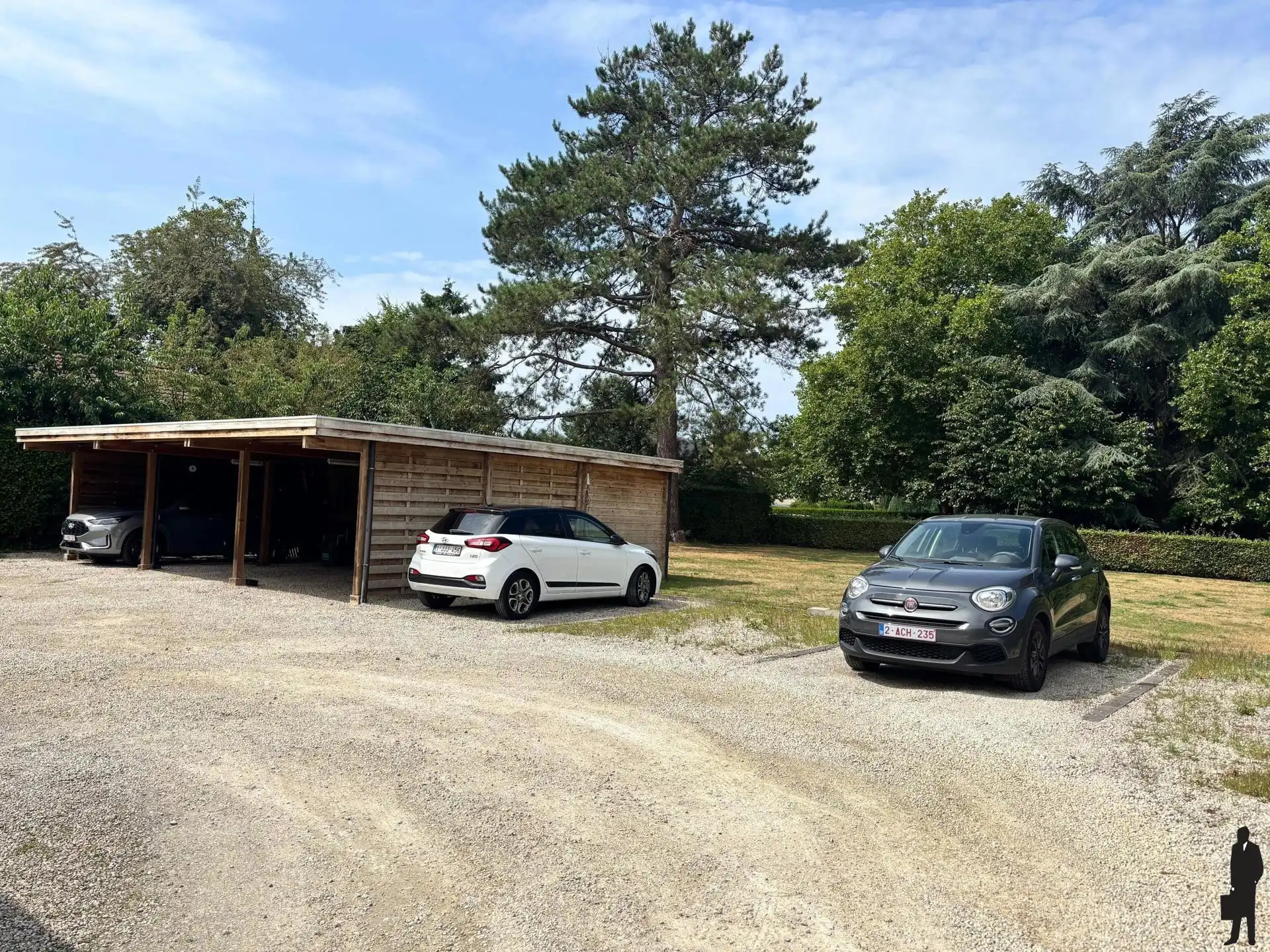 Buitenstaanplaats in Halle voor eigen gebruik of investering foto 2