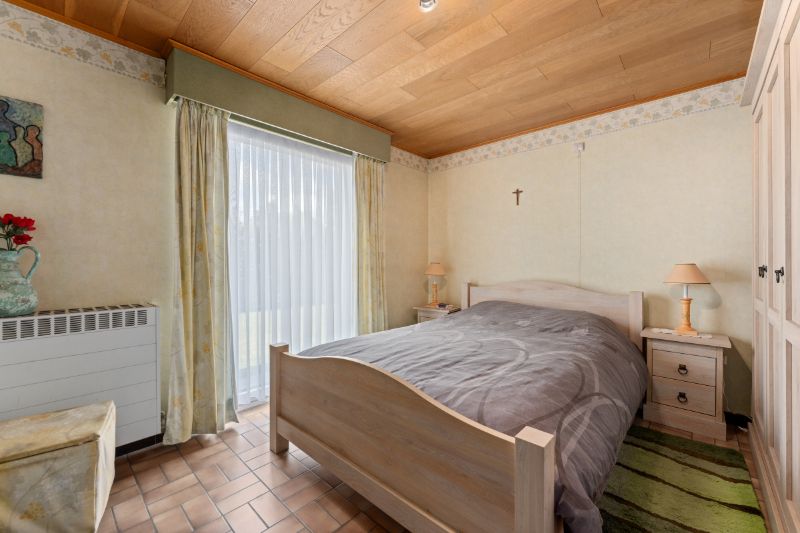 Hooglede. Zeer verzorgde gelijkvloerse villa met 3-4 slaapkamers, dubbele garage en kleine bergloods. Uiterst rustig gelegen overal dichtbij op een prachtige locatie! Ideaal voor bewoners met  extra bergruimte. foto 15