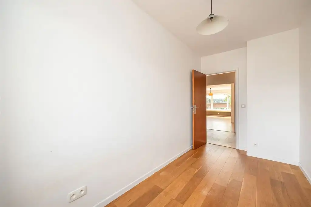 Instapklaar tweeslaapkamerappartement met garage foto 10