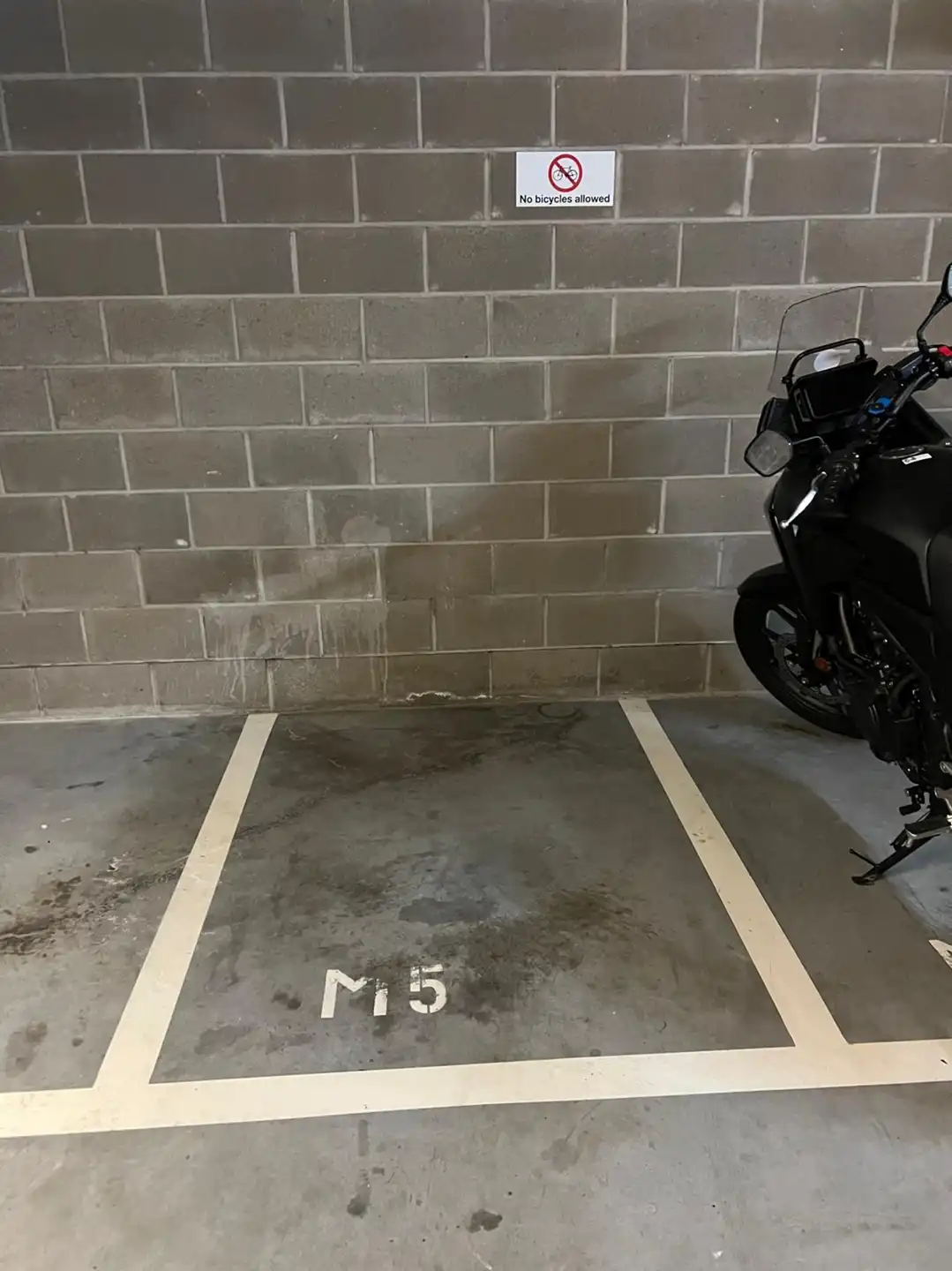 MOTORPARKEERPLAATS TE HUUR foto 2