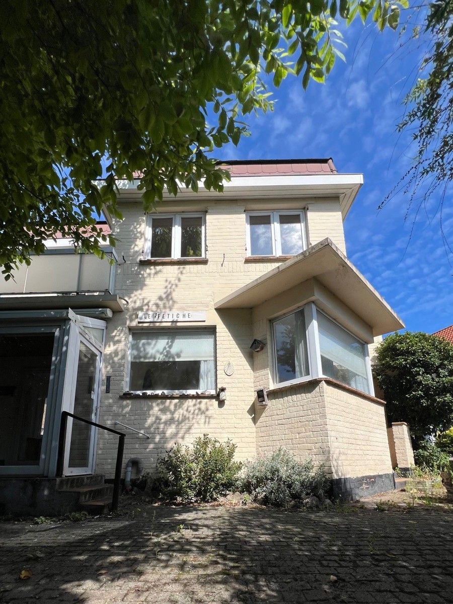 Charmant vilaatje uit 1929 in rustige straat te Sint-Idesbald: 4 Slaapkamers (5 mogelijk) , Tuin & Garage. foto 2