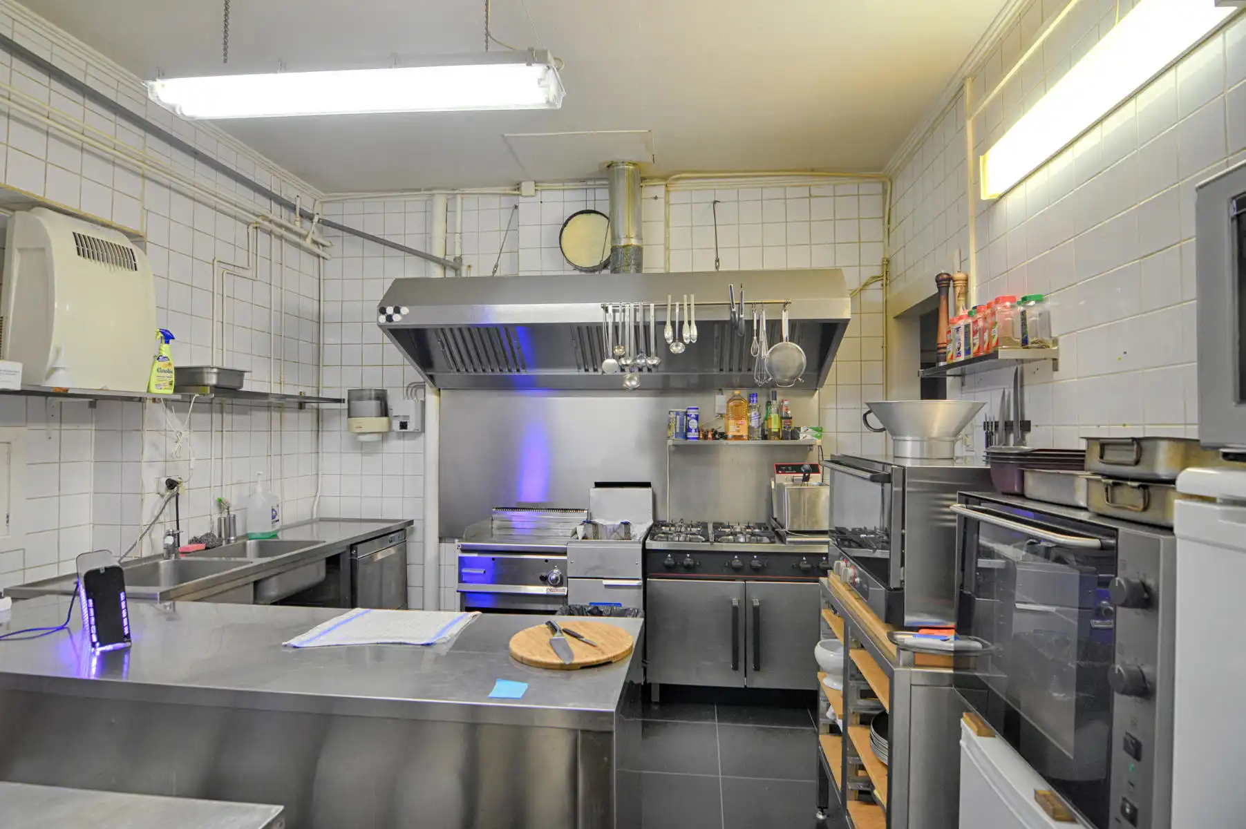 Riante woonst met statig horecapand en feestzaal foto 7