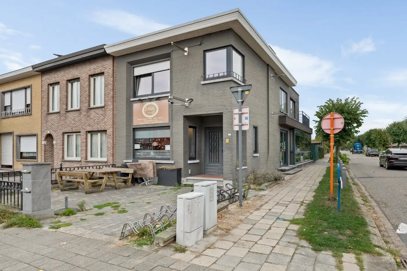 Centraal gelegen opbrengsteigendom met handelsgelijkvloers en app. op de 1e verd. foto {{pictureIndex}}