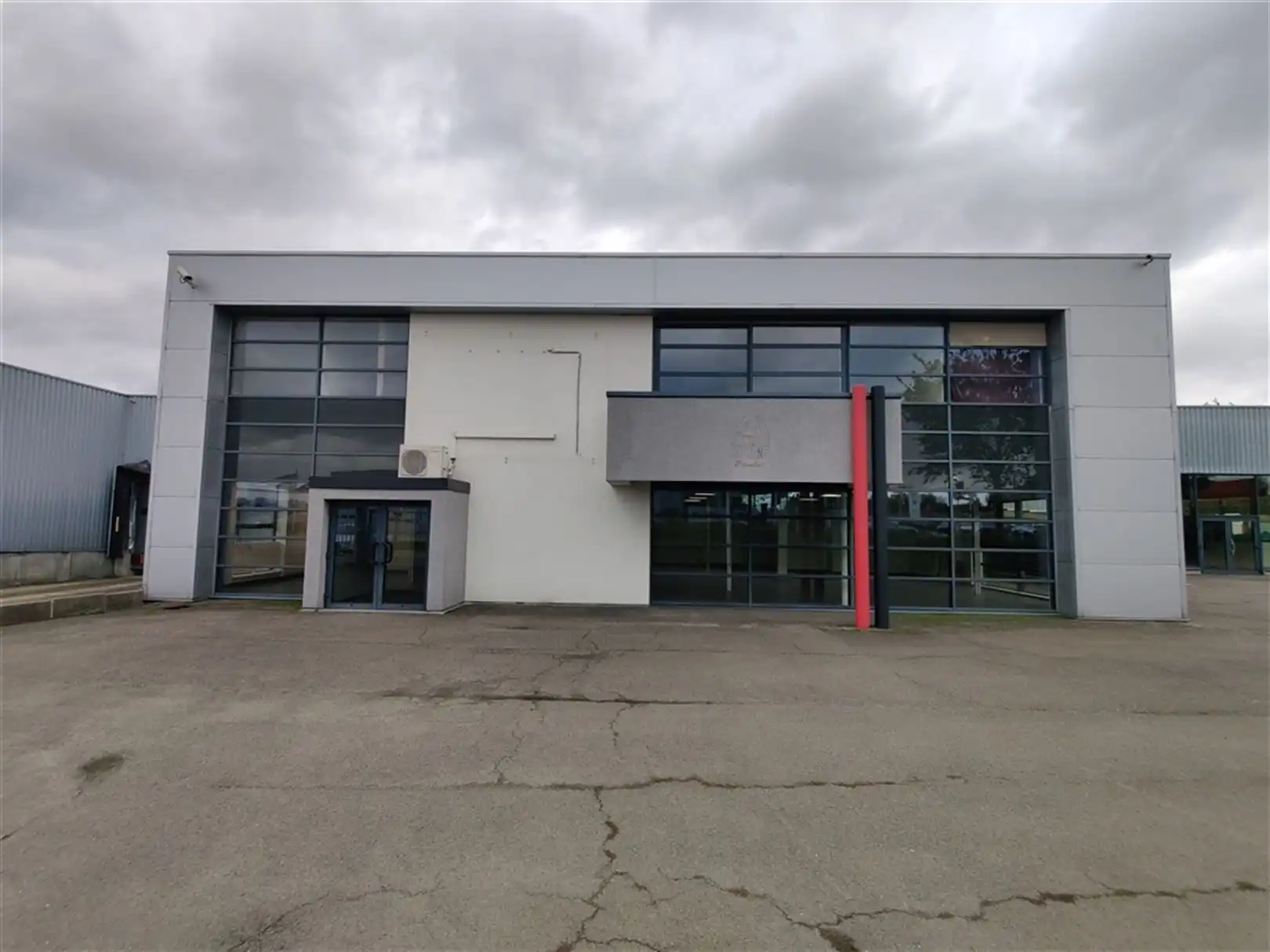 Bedrijfspand naast N80 foto 2