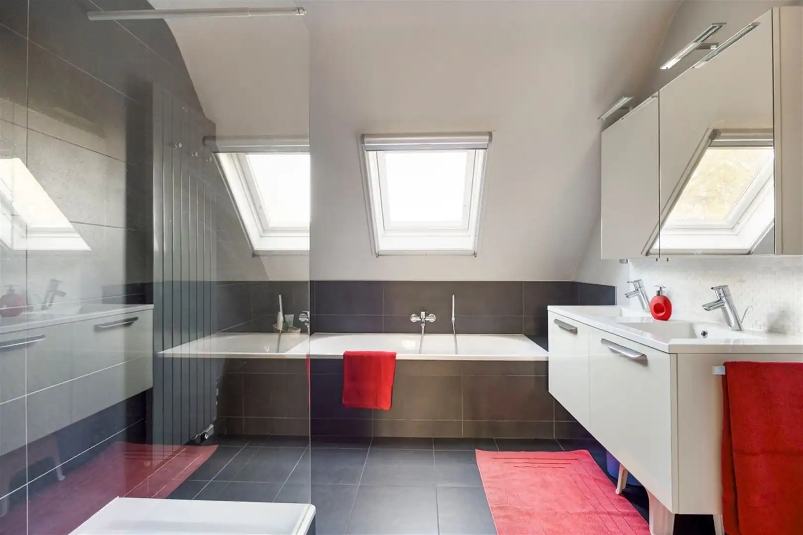 Rustig gelegen, goed onderhouden villa met 4 slaapkamers op 761 m². foto 15