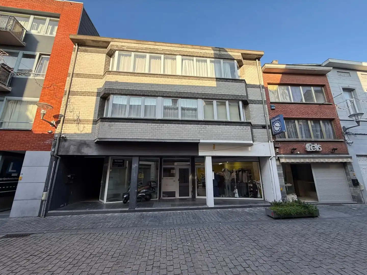 VERHUURD COMMERCIEEL GELIJKVLOERS foto {{pictureIndex}}