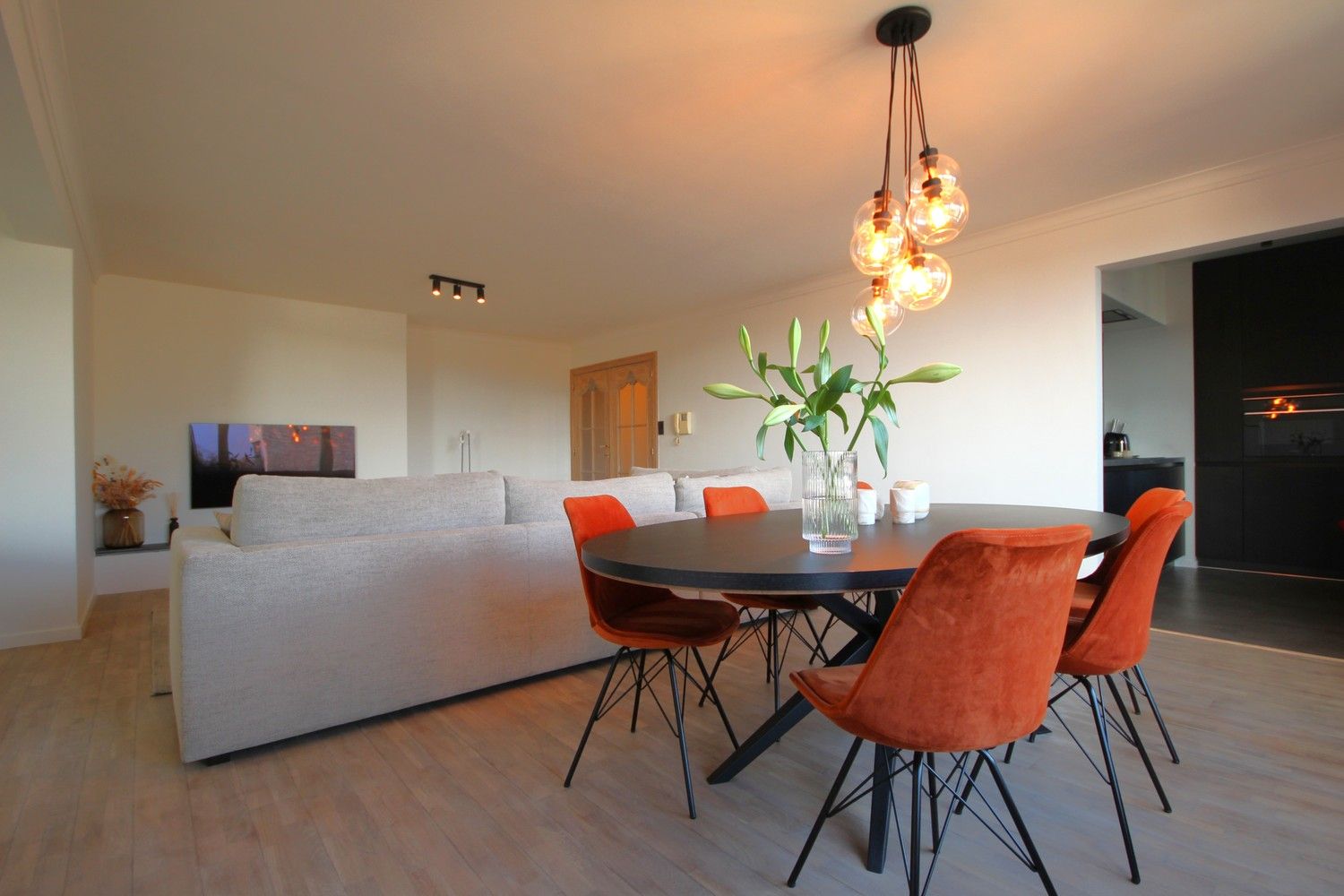 Vernieuwd appartement met 2 slaapkamers, garage en kelder in het centrum foto 7