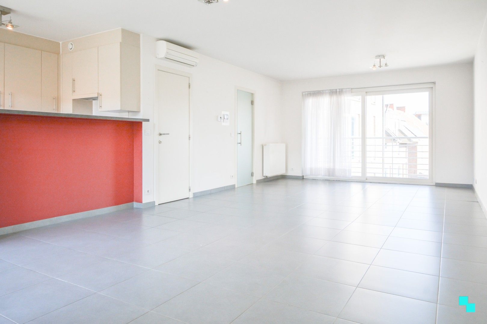 Instapklaar, energiezuinig appartement met staanplaats te Roeselare foto 4
