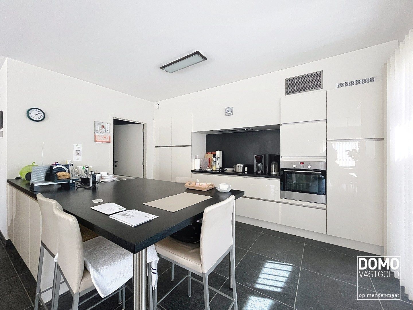 RUIM APPARTEMENT VAN 120 M² MET TERRAS, LIFT, 2 SLAAPKAMERS EN AUTOSTANDPLAATS GELEGEN TE CENTRUM KERMT foto 5