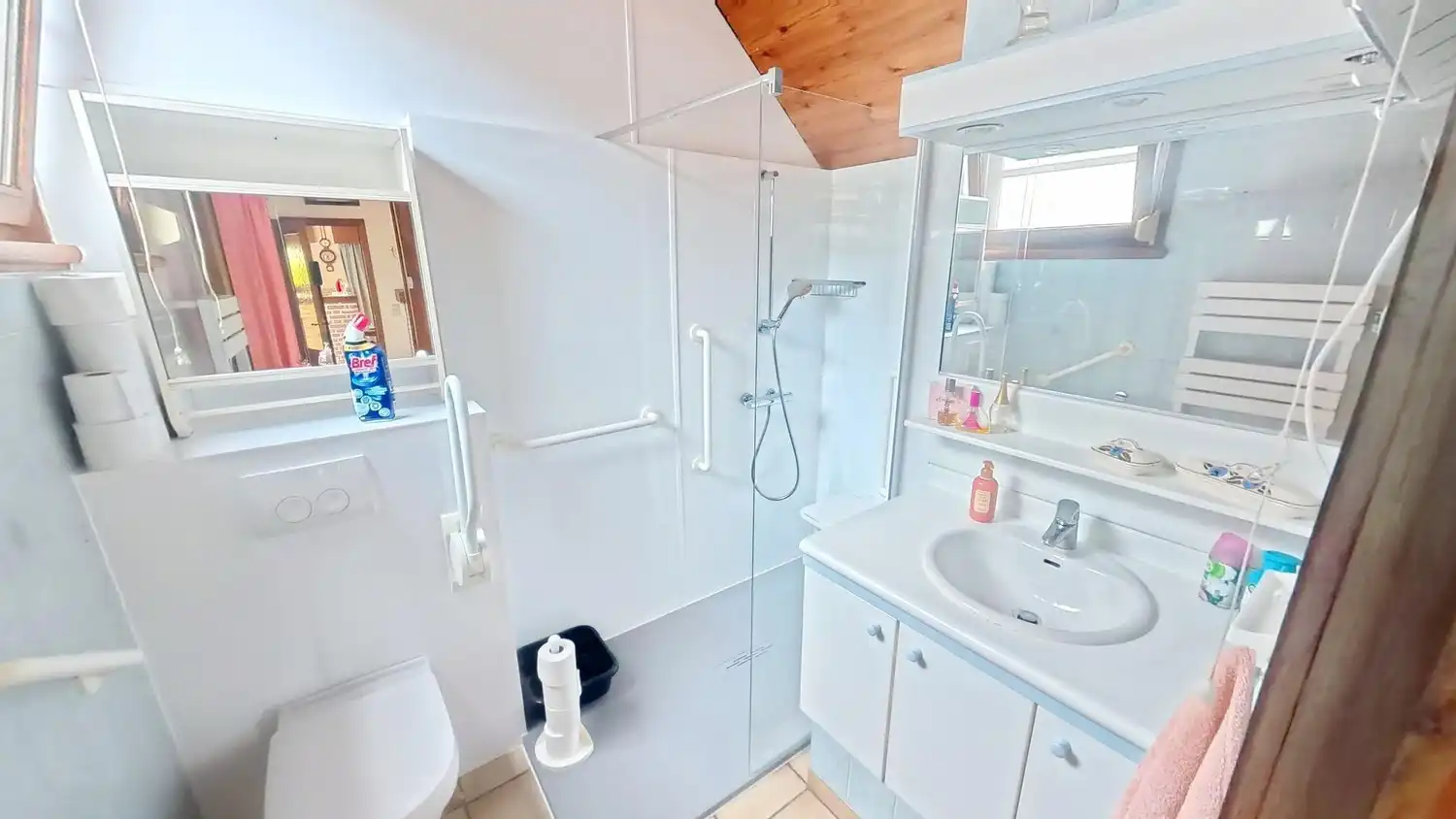 Veelzijdige woning met ruime opslagmogelijkheden te koop! foto 10