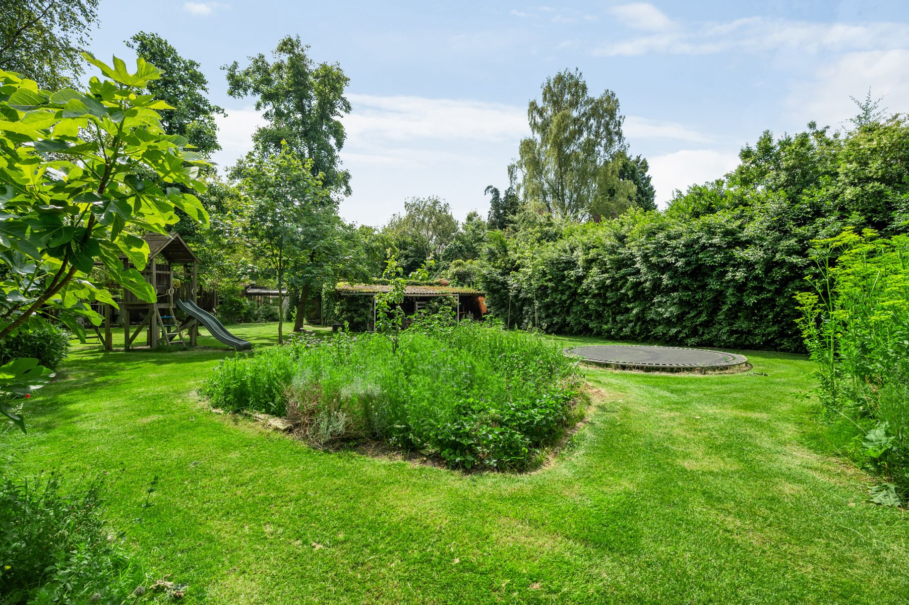 Uniek hoeve omgeven door privacy en rust foto 17
