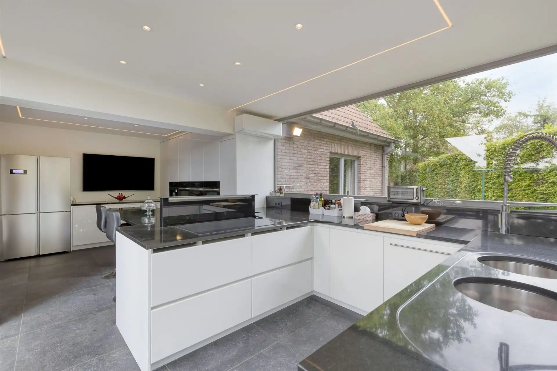 Open bebouwing met 5 (mog. 7) slaapkamers, tuin en garage foto 9