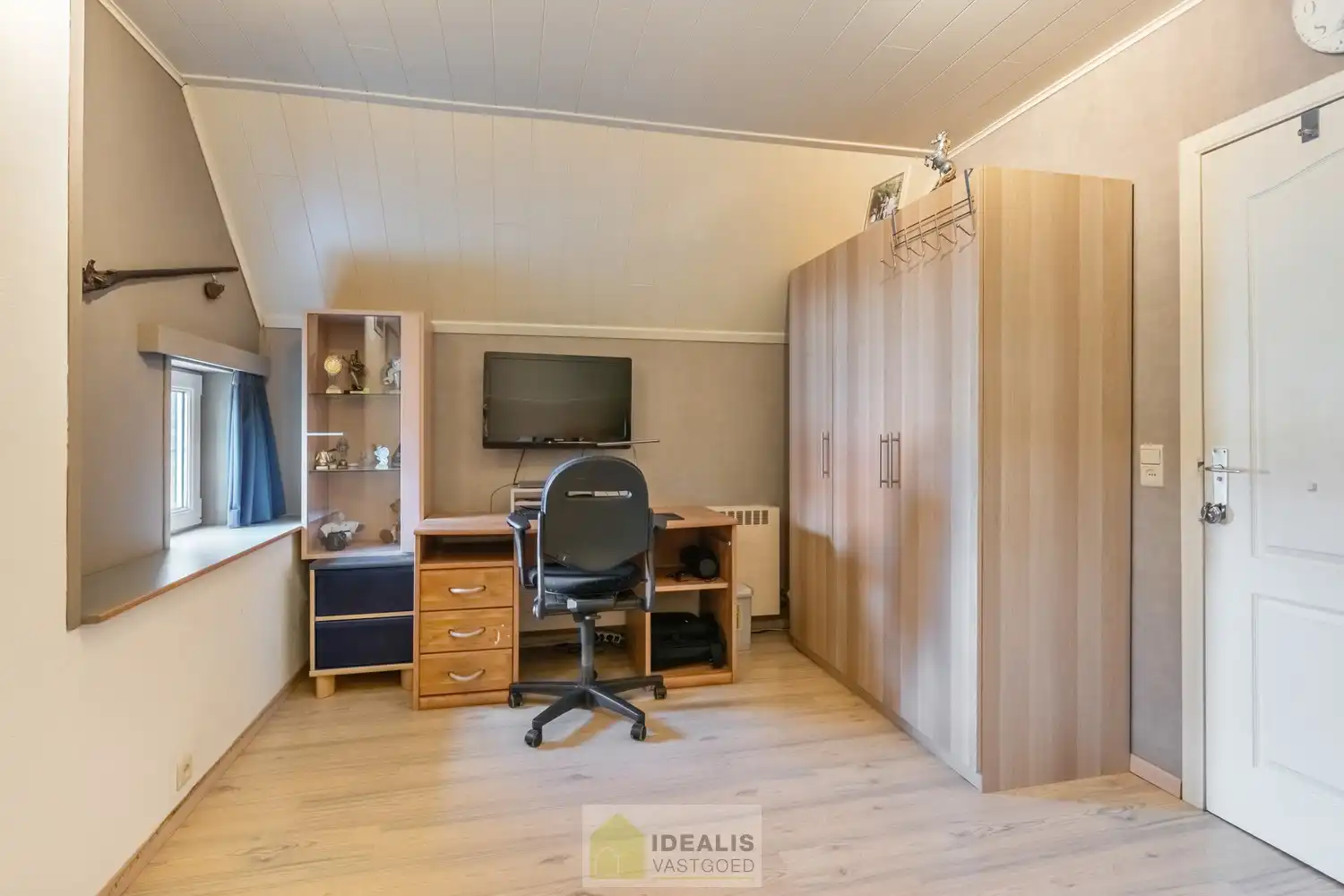 IDEALIS VASTGOED – KARAKTERISTIEKE INSTAPKLARE LANGGEVELHOEVE MET 5 SLAAPKAMERS, SFEERVOLLE LEEFRUIMTE EN AANSLUITEND VERANDA MET VOLZICHT OP DE PRACHTIGE TUIN EN ACHTERLIGGENDE WEILANDEN OP EEN PERCEEL VAN MAAR LIEFST 1,6 HECTARE (16.000M²)!! Deze karakteristieke hoeve uit 1904 omvat +- 231m² netto bewoonbare oppervlakte met een sfeervolle woonkamer die uitgeeft op de lichtrijke veranda, aansluitend een goed uitgeruste keuken voorzien van alle comfort, 5 slaapkamers waarvan één gelijkvloers en een badkamer voorzien van douche én dubbel badkamermeubel.. Deze langgevelhoeve biedt een unieke kans voor kandidaten op zoek naar een instapklare woning voorzien van alle comfort, ruimte en een prachtig aangelegde tuin met achterliggende weilanden. foto 20