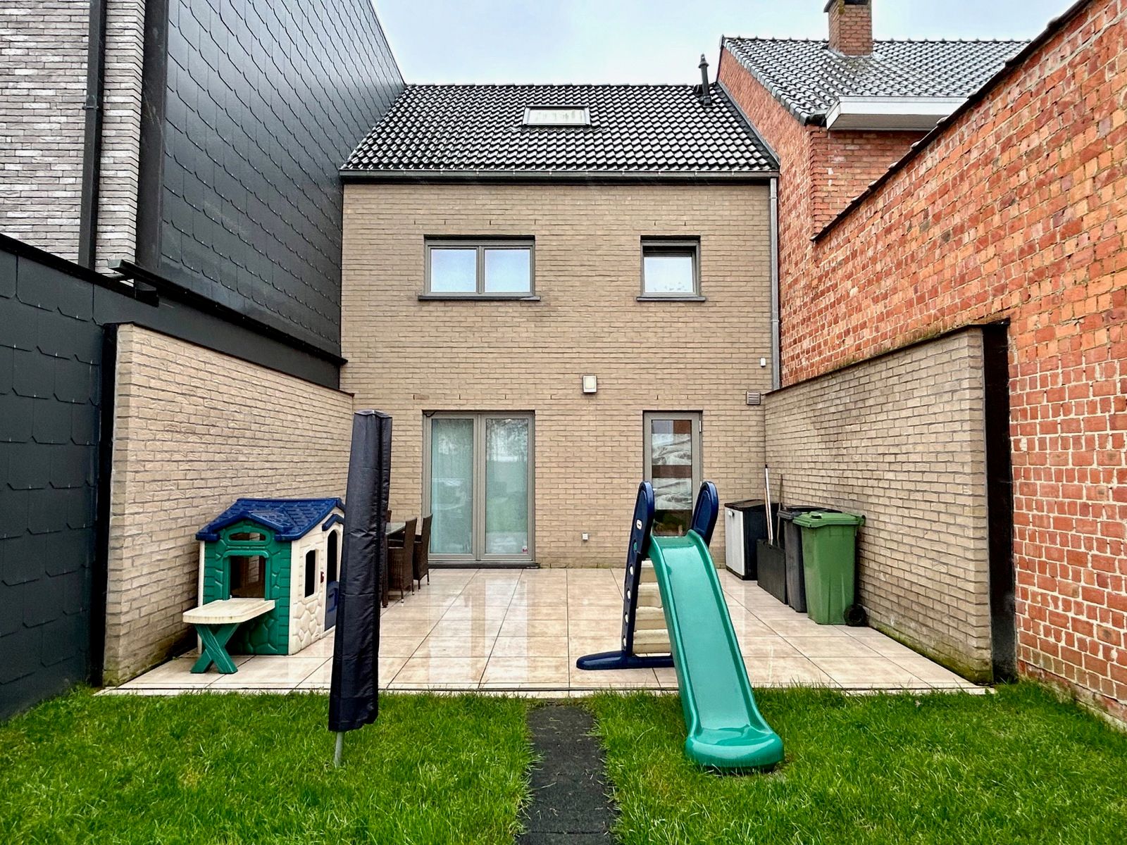 Moderne gezinswoning met tuin foto 27