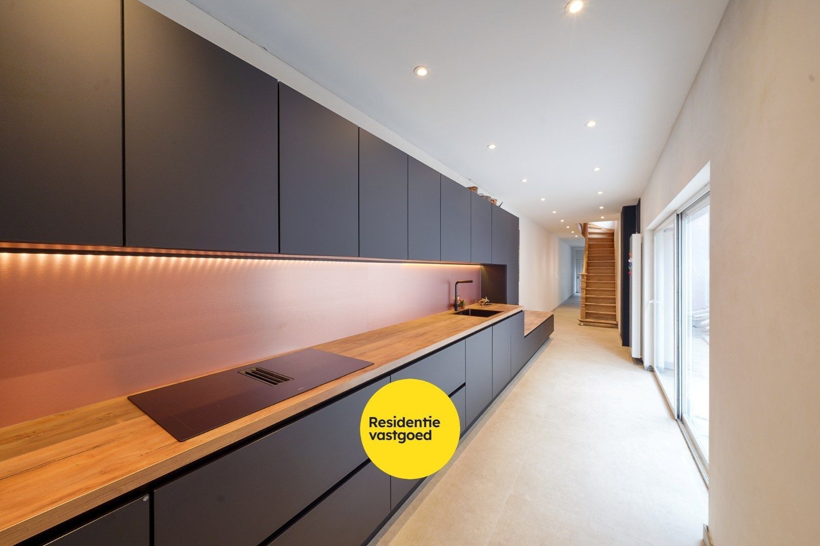 Stijlvol gerenoveerde gezinswoning met karaktervolle gevel in het hart van Mariakerke (Oostende) foto 9