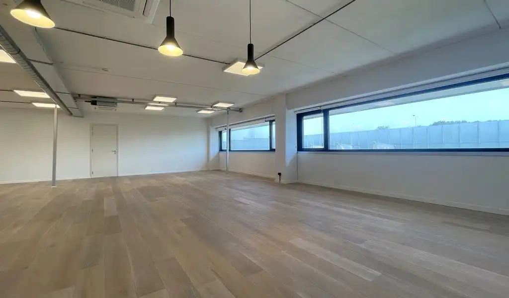 Modern afgewerkte kantoorruimte te huur in Burcht foto 6