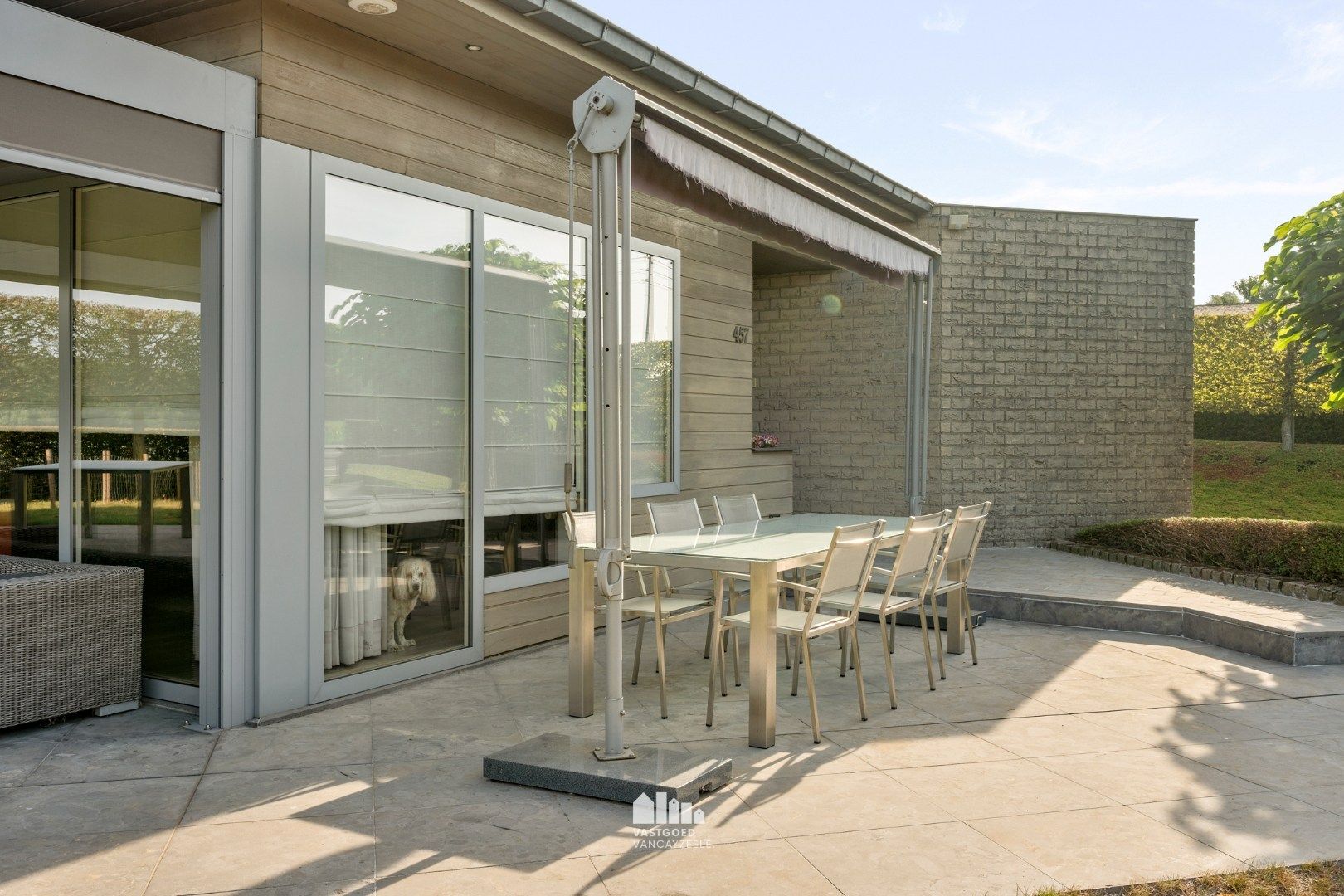 Goed onderhouden villa met grote tuin en twee garages op centrale ligging.   foto 30