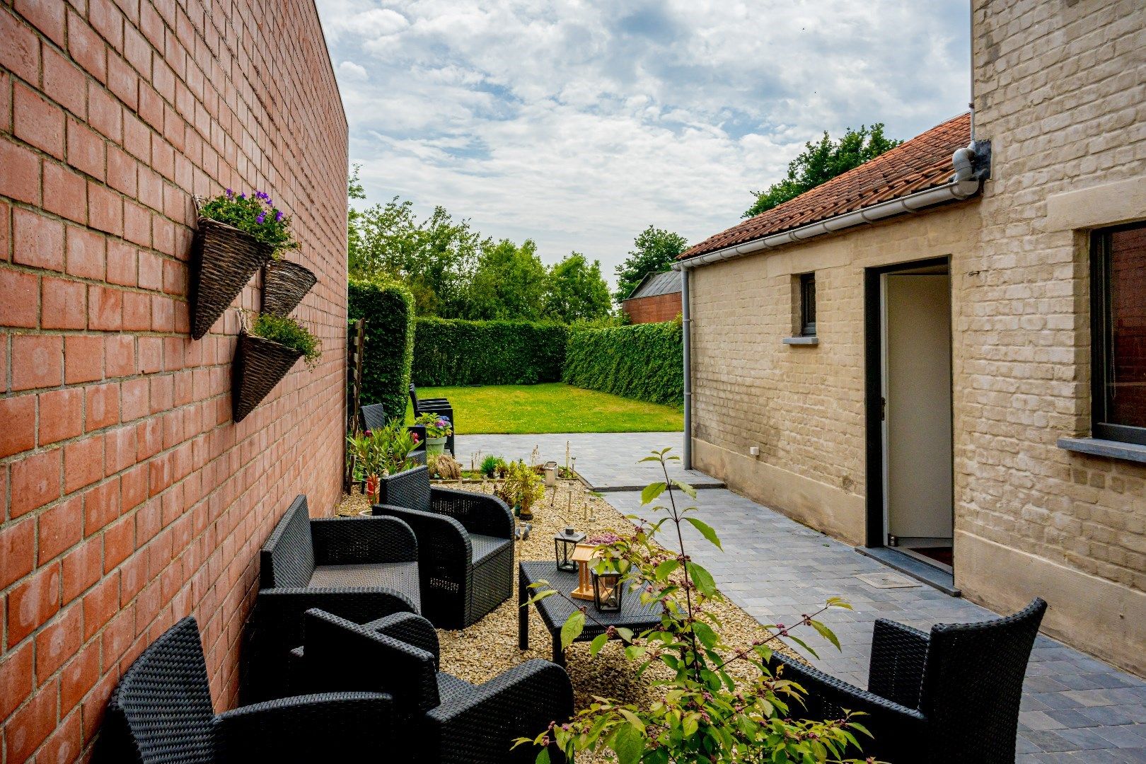 Rijwoning met 3 slaapkamers, garage en tuin in het hartje van Bassevelde foto 3