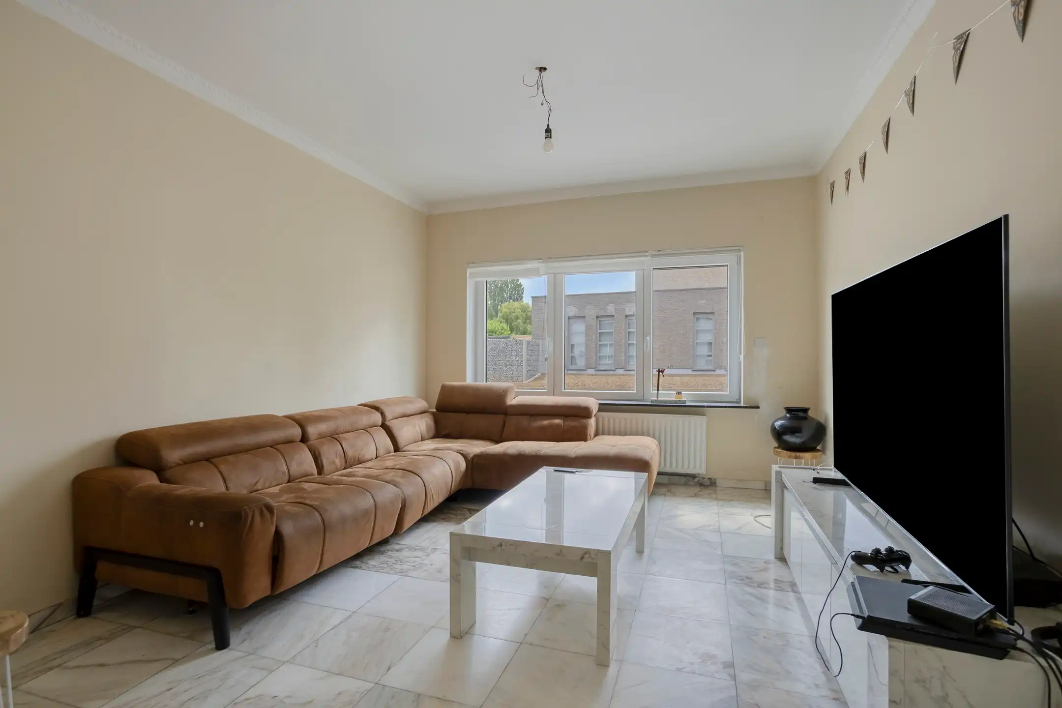 Ruime rijwoning met 4 slaapkamers en renovatiepotentieel foto 3