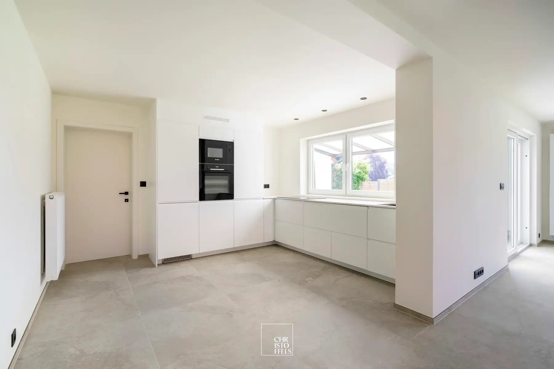 Ruime, volledig gerenoveerde gezinswoning met tuin op een ideale locatie! foto 5