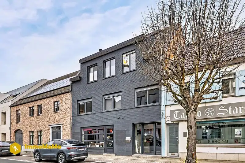 Ruime handelswoonst te koop in de dorpskern van Destelbergen foto {{pictureIndex}}