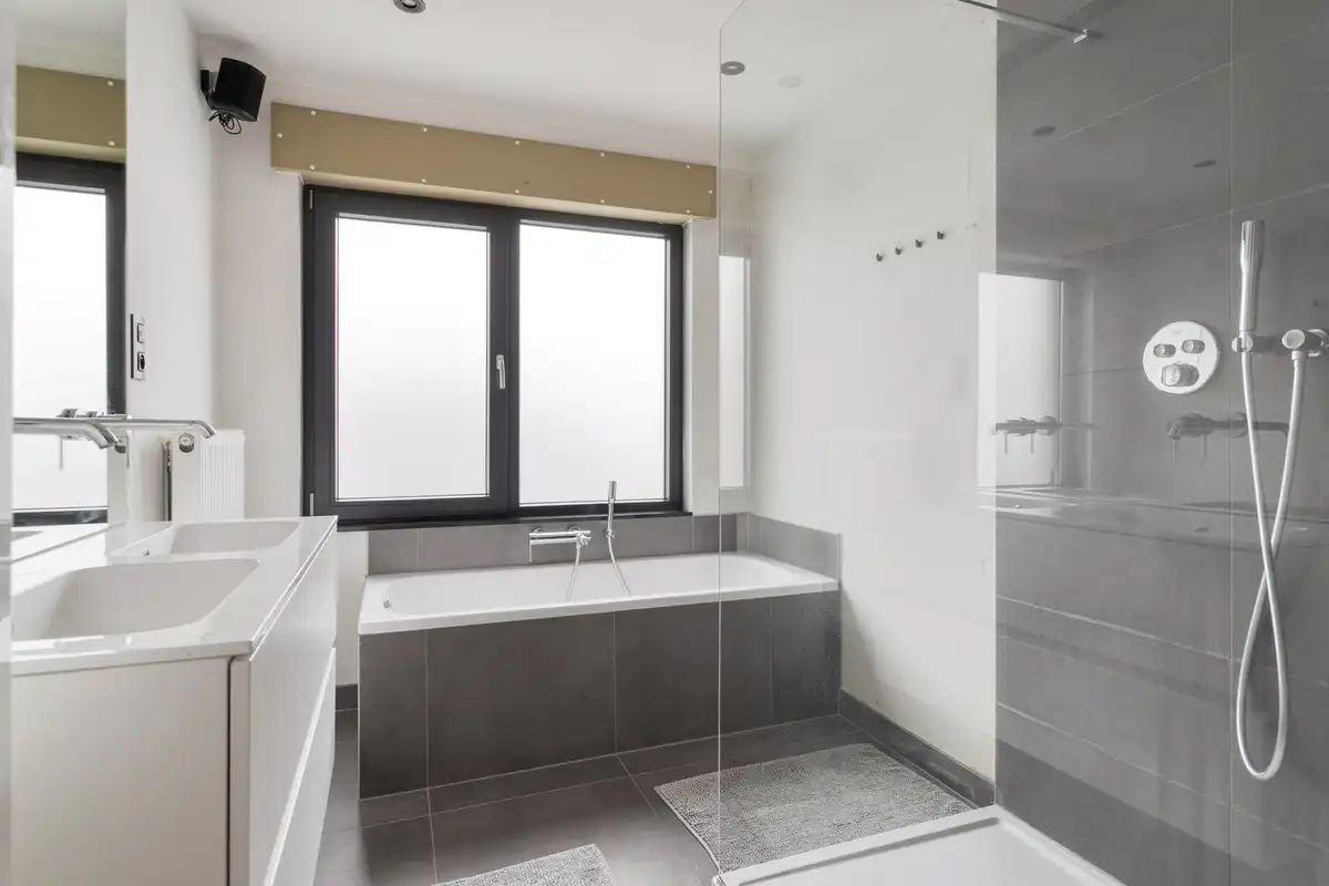 Gerenoveerde woning te koop in Heule met EPC A, conforme elektriciteit en ruime slaapkamers. foto 11