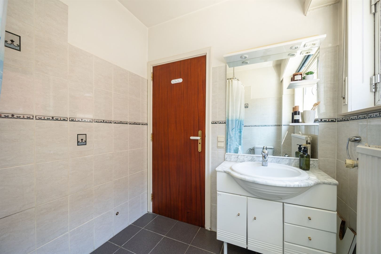 Halfopen gelijkvloers appartement met garage foto 8