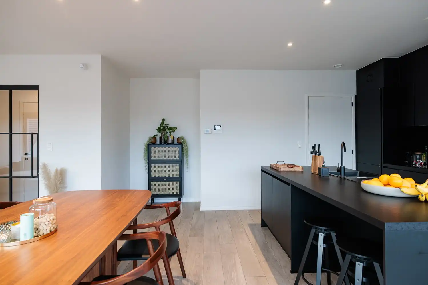 Recent en lichtrijk 2-slaapkamerappartement met garage foto 7