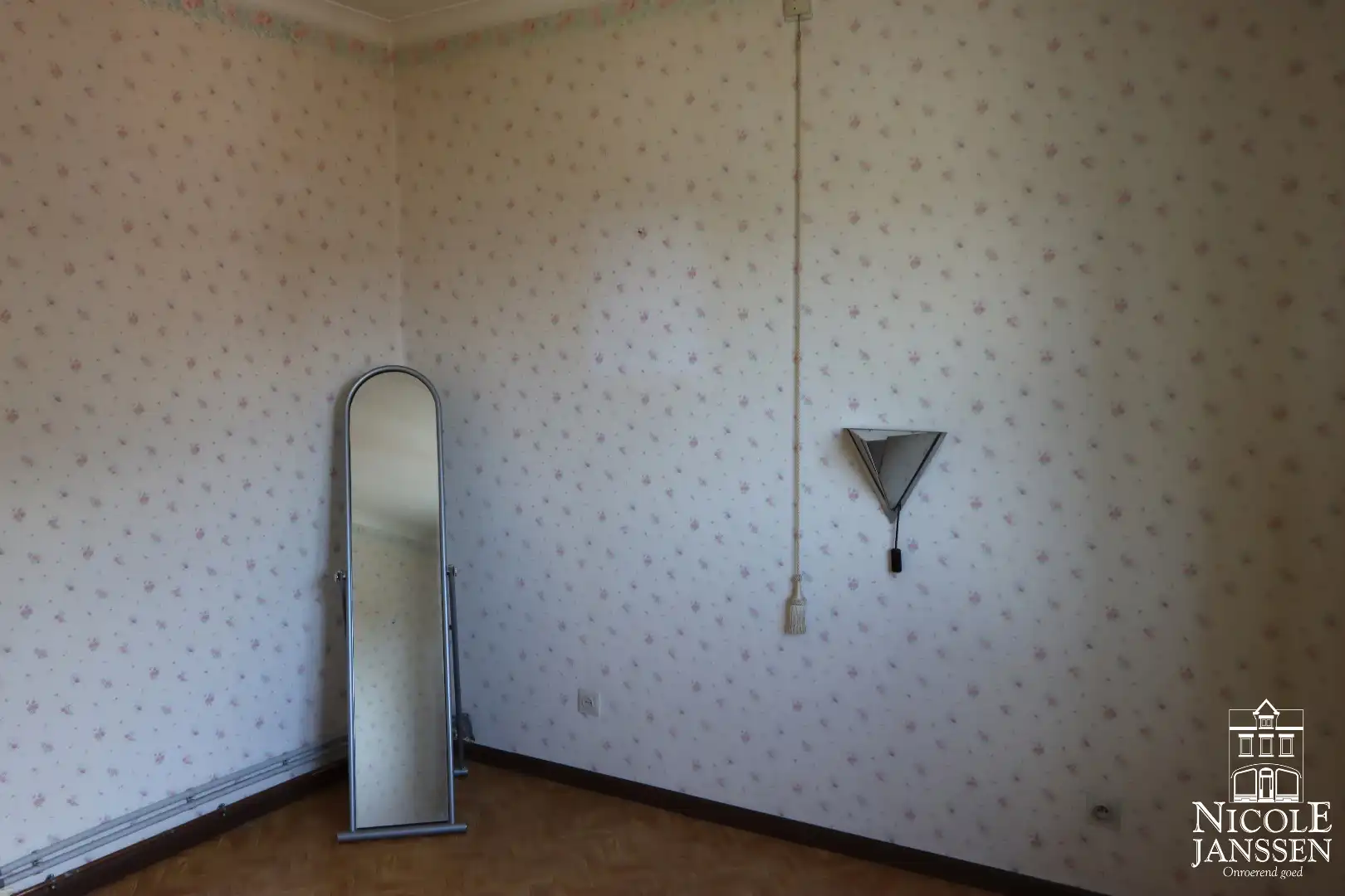 Handelspand met bovenliggend appartement gelegen op een gunstige locatie foto 15