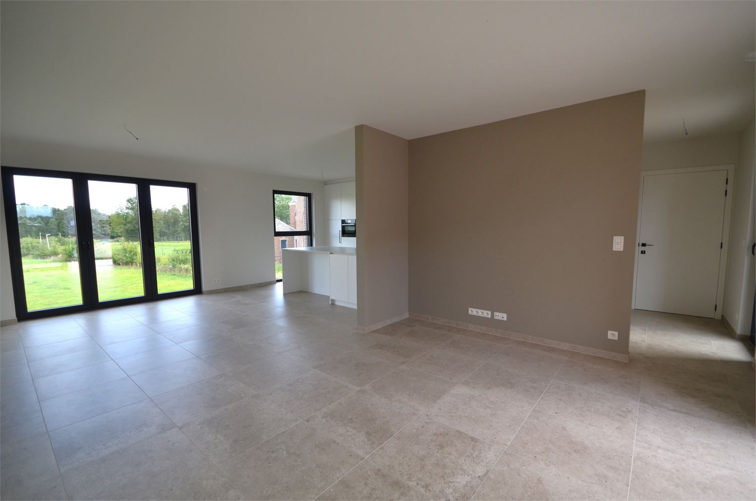 IDEALIS VASTGOED – ZEER RUIM NIEUWBOUWAPPARTEMENT, MET PRACHTIG GROEN VERGEZICHT, VOORZIEN VAN RIANTE WOONRUIMTES, 2 RUIME SLAAPKAMERS, VOLLEDIG INGERICHTE KEUKEN  VOORZIEN VAN ALLE APPARATUUR MET AANSLUITENDE BERGING, LUXE BADKAMER, ZEER RUIME KELDERBERGING EN EEN ONDERGRONDSE AUTOSTANDPLAATS. foto 7