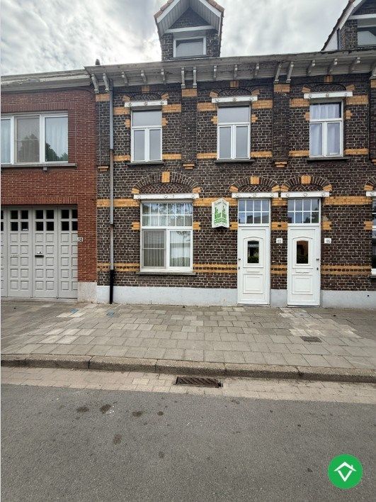 Gezellige rijwoning met 3 slaapkamers en tuin te centrum Roeselare foto {{pictureIndex}}