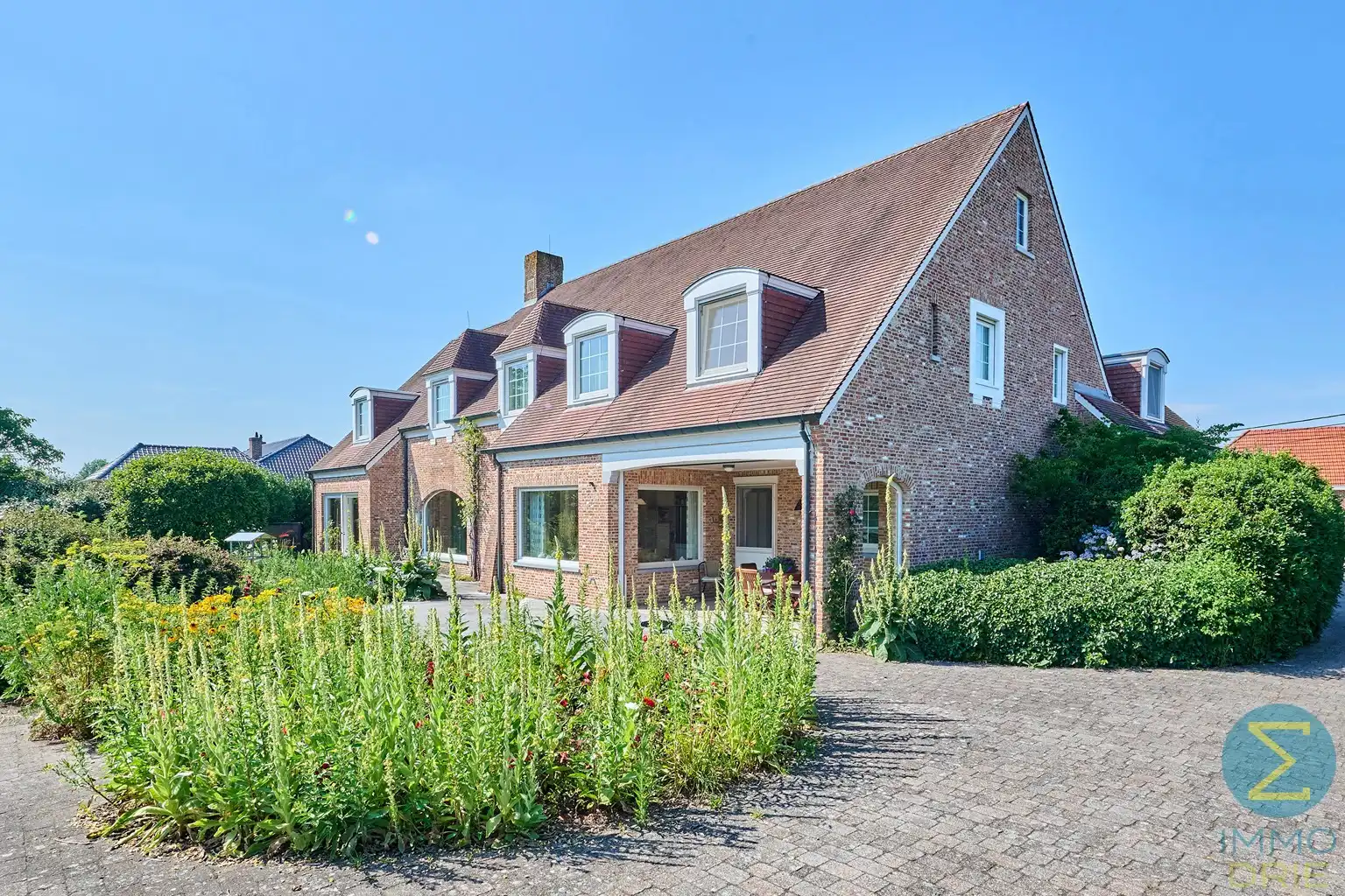 Exclusieve villa met bijgebouwen op 6.660m² grond foto 2