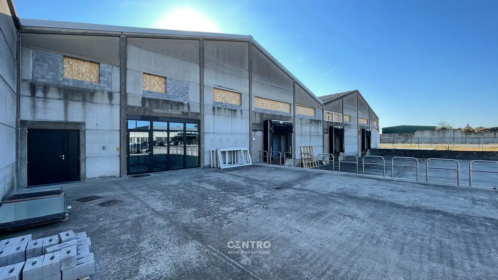 Instapklare MAGAZIJN (1.200m², voorzien van 2 LAADKADEN (met levellers), elektrische sectionaalpoort en verhard terrein (voor- en achterkant) op industriezone te Gistel. foto 3