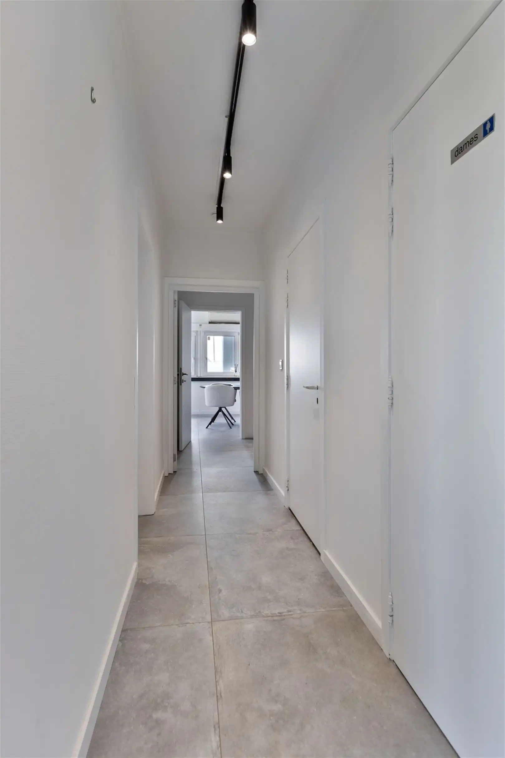 TE HUUR: Bedrijfsgebouw met kantoren te Houthalen! foto 7