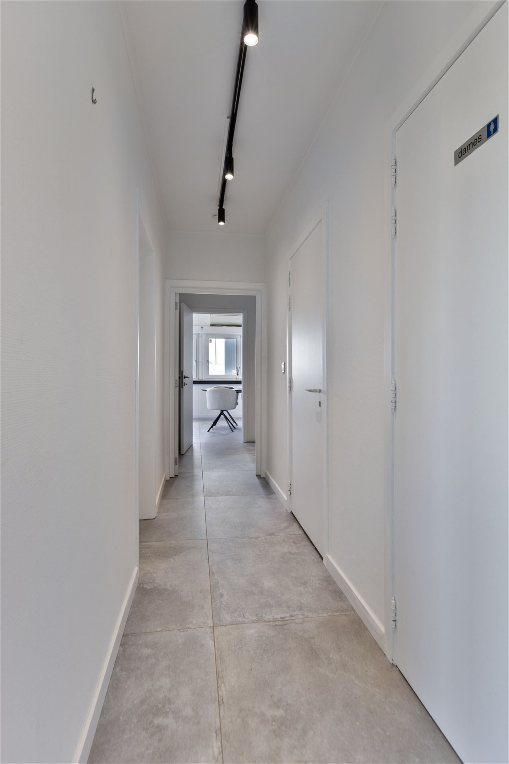 TE HUUR: Bedrijfsgebouw met kantoren te Houthalen! foto 7