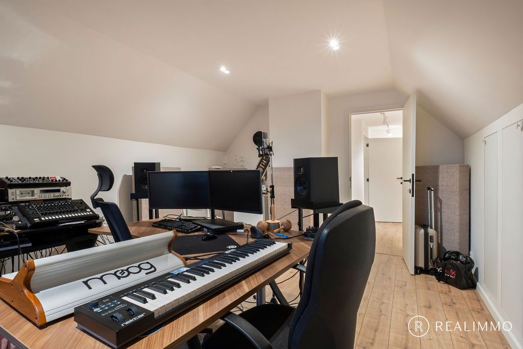 Ruime, lichtrijke woonst met 3 slaapkamers en garage foto 13