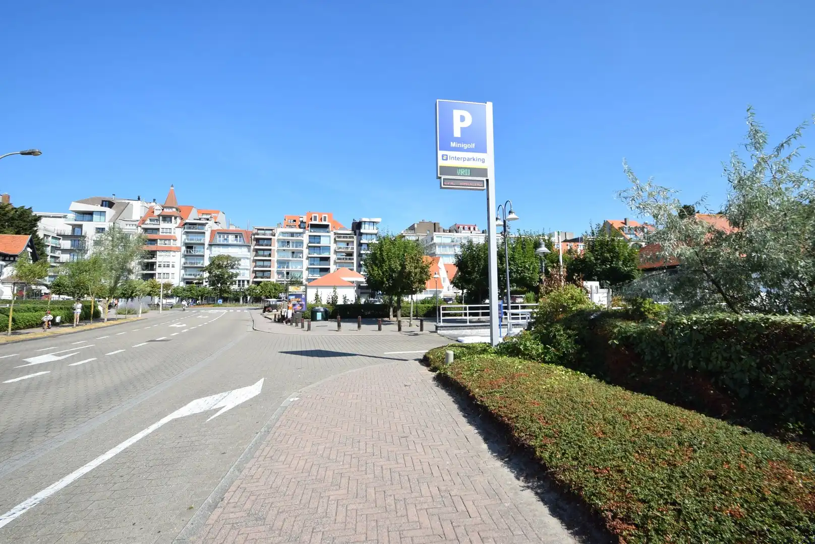 Ruime gesloten garagebox te huur voor 2 wagens op niveau -1 in het Zoute. foto {{pictureIndex}}