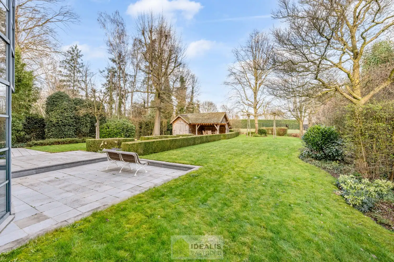 EXTRA RUIME VILLA MET EEN PRACHTIG LICHTRIJKE LEEFRUIMTE, RUIME KEUKEN, 4 SLAAPKAMERS, 2 BADKAMERS EN EEN RUIM PRAKTIJK/KANTOORGEDEELTE OP EEN RIANT EN CENTRAAL PERCEEL VAN MAAR LIEFST 16A 27CA OP EEN GUNSTIGE LOCATIE NABIJ HET CENTRUM VAN ACHEL! foto 4