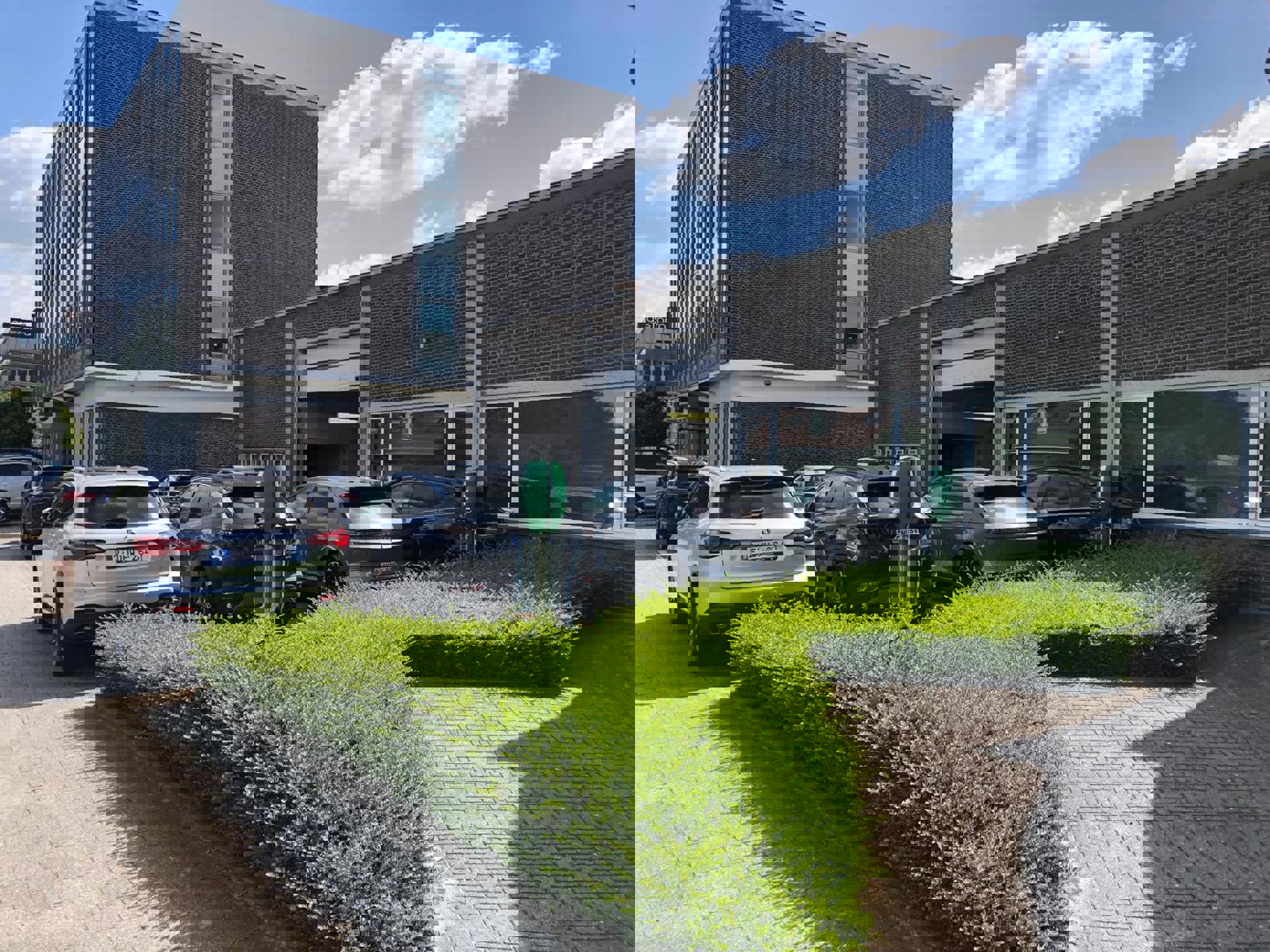 TE HUUR: Showroom + kantoor +/- 365m² foto 6