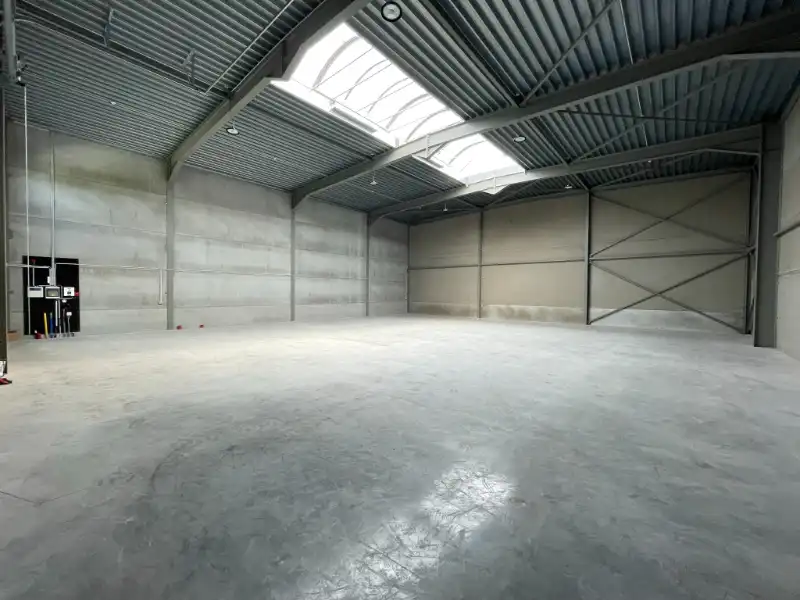 Recente KMO-unit van 369 m² met kantoor, buitenopslag en 2 parkeerplaatsen foto 6